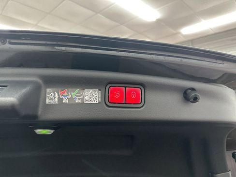 Used 2025 Mercedes-Benz C 300 Sedan image 25