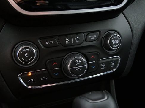 Used 2019 Jeep Cherokee Limited w/ Luxury Group AWD/4WD image 19