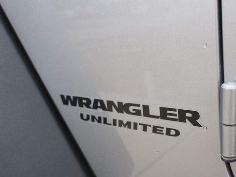 Used 2016 Jeep Wrangler Unlimited Rubicon w/ Connectivity Group image 39