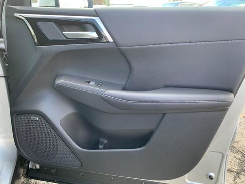 New 2025 Mitsubishi Outlander SE image 23