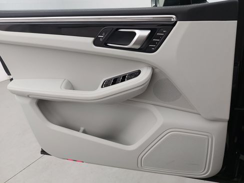 Certified 2026 Porsche Macan AWD/4WD image 29