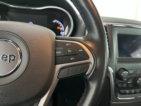 Used 2020 Jeep Grand Cherokee Laredo AWD/4WD image 7