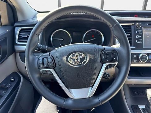 Used 2019 Toyota Highlander XLE AWD/4WD image 26