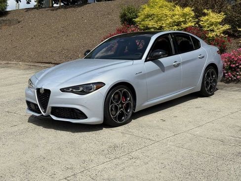 New 2025 Alfa Romeo Giulia w/ Veloce Package Rwd image 7