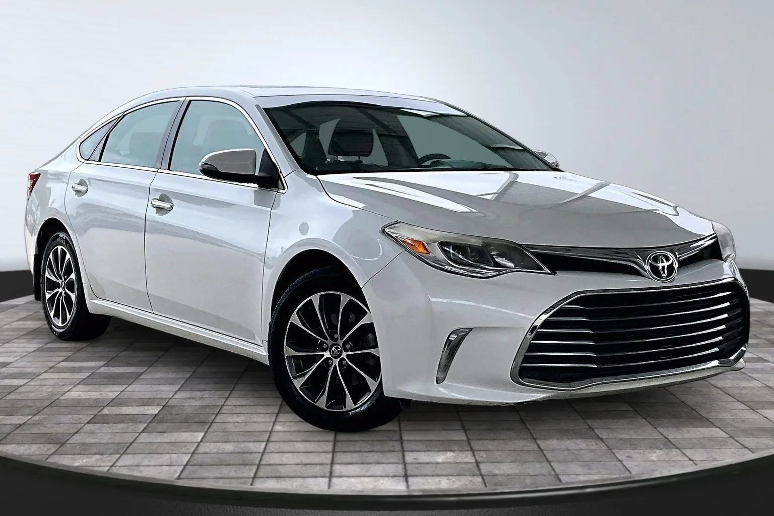 Used 2016 Toyota Avalon XLE Plus FWD image 3