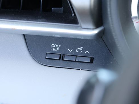 Used 2020 Toyota Highlander L FWD image 14