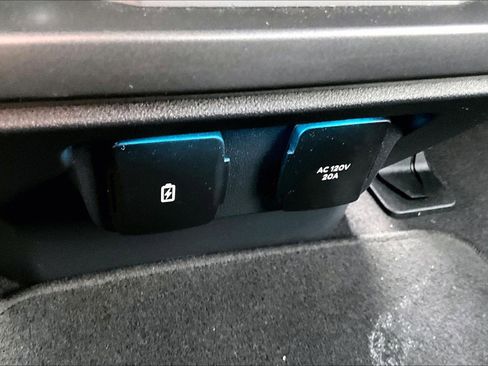 Used 2025 Ford F150 Lariat AWD/4WD image 38