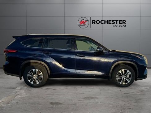 Used 2022 Toyota Highlander XLE AWD/4WD image 39