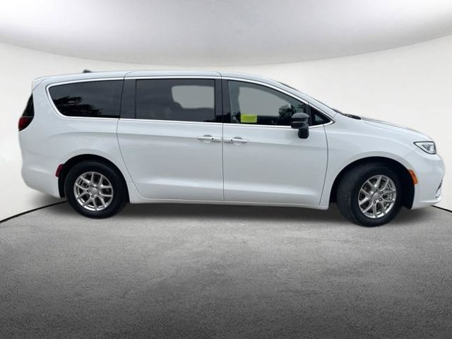 Used 2026 Chrysler Pacifica Select FWD image 15