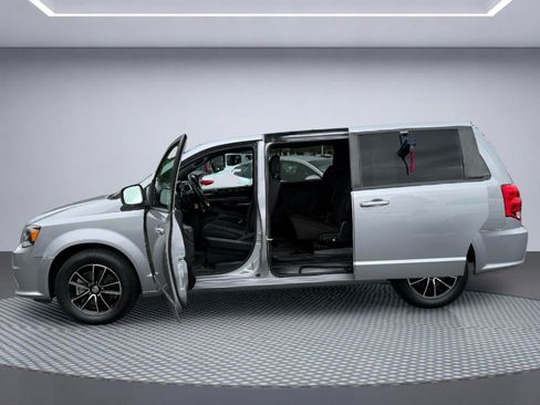 Used 2018 Dodge Grand Caravan SE FWD image 13