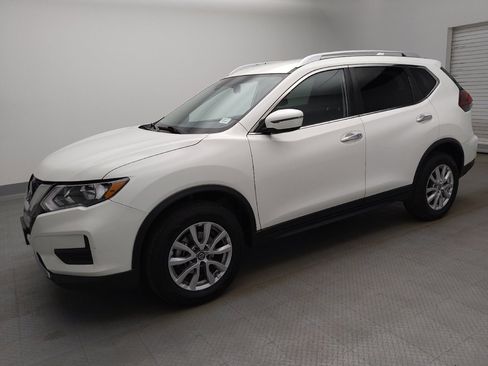 Used 2019 Nissan Rogue SV image 2