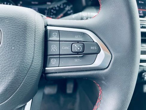 Used 2025 Jeep Compass Trailhawk image 17