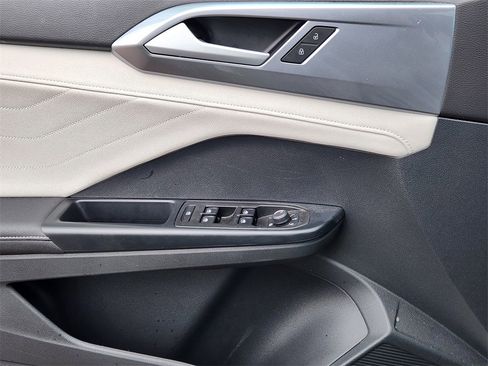 Used 2025 Volkswagen Taos SEL image 3