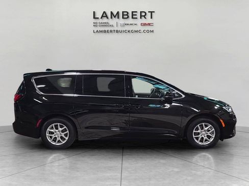 Used 2025 Chrysler Pacifica Select FWD image 6