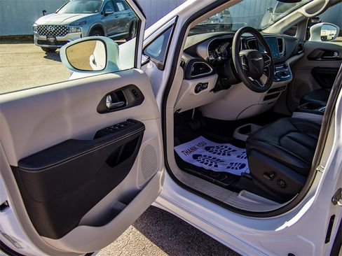 Used 2022 Chrysler Pacifica Touring-L image 27