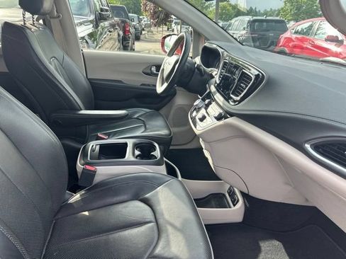 Used 2019 Chrysler Pacifica Limited FWD image 7