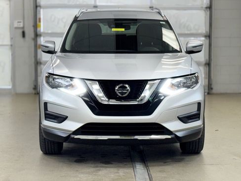 Used 2020 Nissan Rogue SV image 2