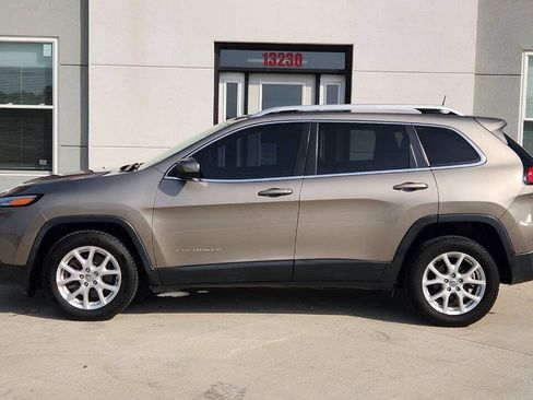 Used 2017 Jeep Cherokee Latitude w/ Comfort & Sound Group FWD image 3