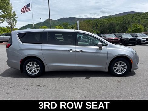 Used 2020 Chrysler Pacifica Touring FWD image 3