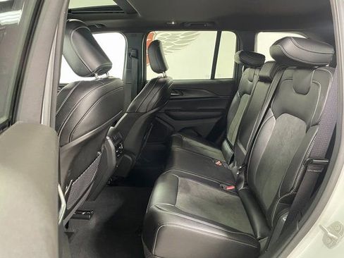 Used 2024 Jeep Grand Cherokee Altitude image 24