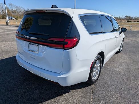Used 2024 Chrysler Pacifica Touring-L image 4
