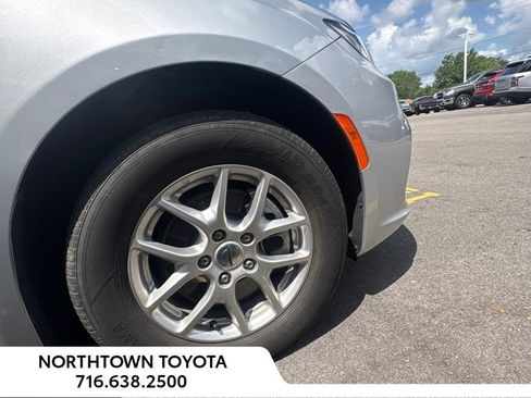 Used 2024 Chrysler Pacifica Touring-L FWD image 27