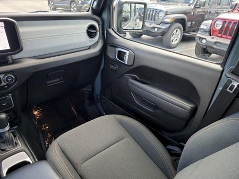 Used 2024 Jeep Gladiator Sport AWD/4WD image 13