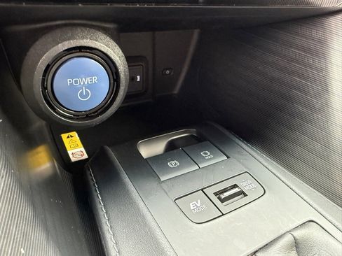 Used 2021 Toyota Venza Limited image 21