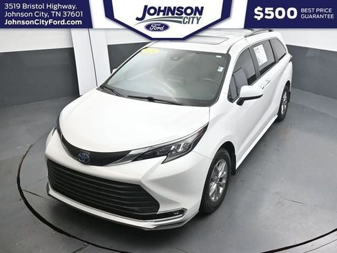 Used 2024 Toyota Sienna XLE FWD image 21