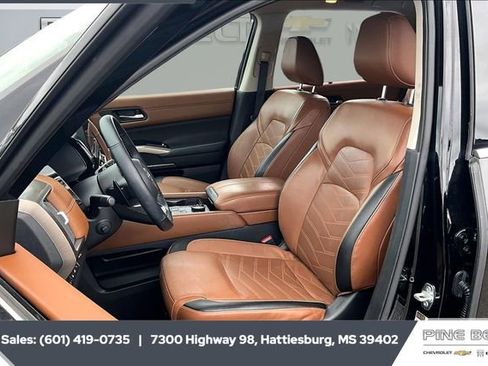 Used 2023 Nissan Pathfinder Platinum w/ Cargo Package image 18