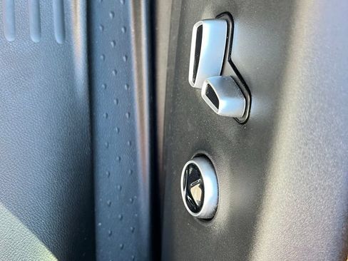 Used 2023 Chrysler Pacifica Pinnacle FWD image 32