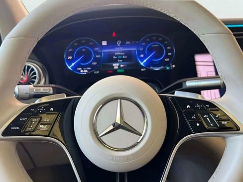 Used 2023 Mercedes-Benz EQS 580 4MATIC SUV w/ Exclusive Trim Package image 24