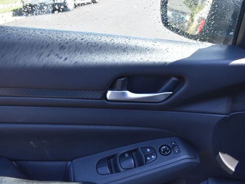 Used 2025 Nissan Altima 2.5 SV FWD image 13