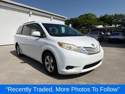 Used 2015 Toyota Sienna LE FWD image 1