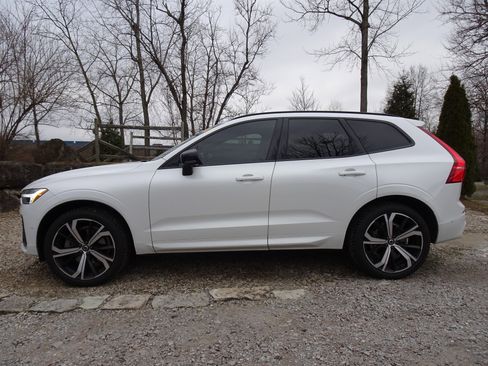 Used 2022 Volvo XC60 B6 R-Design w/ Advanced Package image 2