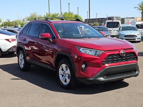Used 2021 Toyota RAV4 XLE w/ Convenience Package FWD image 3