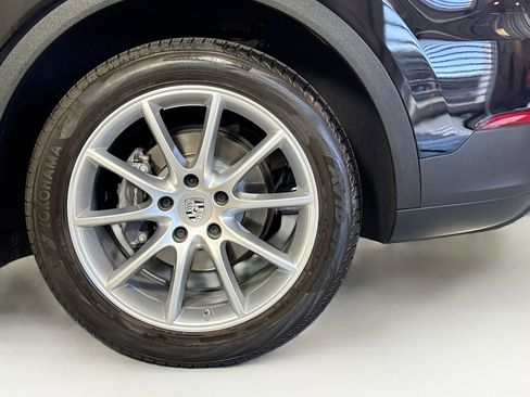 Certified 2023 Porsche Cayenne w/ Premium Package AWD/4WD image 22