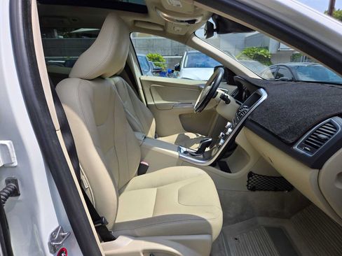 Used 2016 Volvo XC60 T5 Premier w/ Proximity Package FWD image 11