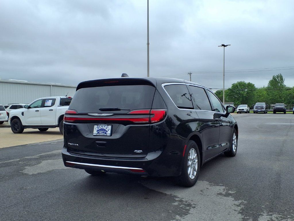Used 2025 Chrysler Pacifica Select FWD image 21