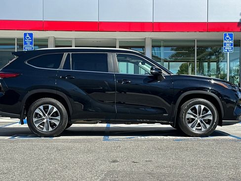 Used 2023 Toyota Highlander XLE AWD/4WD image 3