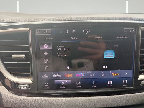 Certified 2024 Chrysler Pacifica Touring-L FWD image 12
