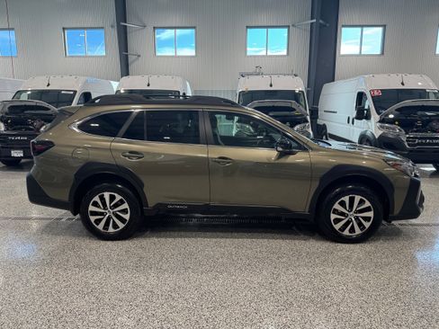 Used 2024 Subaru Outback Premium AWD/4WD image 5
