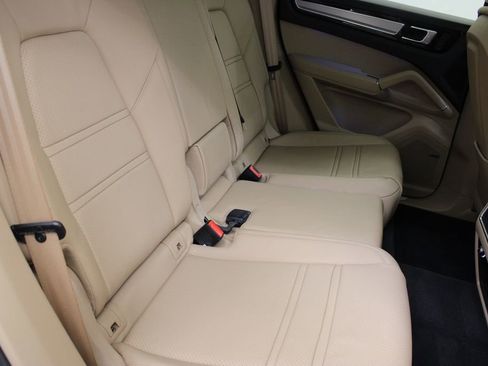 Certified 2023 Porsche Cayenne Platinum Edition image 28