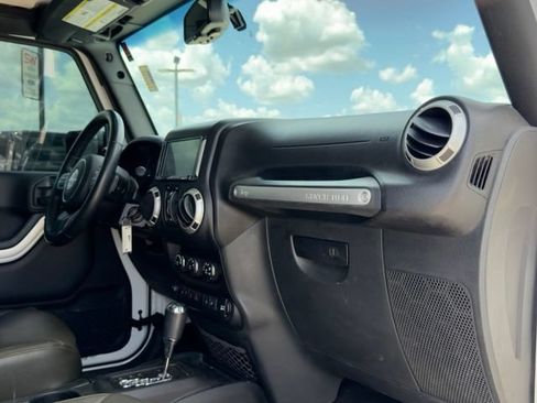 Used 2018 Jeep Wrangler Unlimited Sahara w/ Connectivity Group AWD/4WD image 8