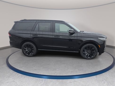 New 2026 Lincoln Navigator Reserve w/ Jet Appearance Package AWD/4WD image 4