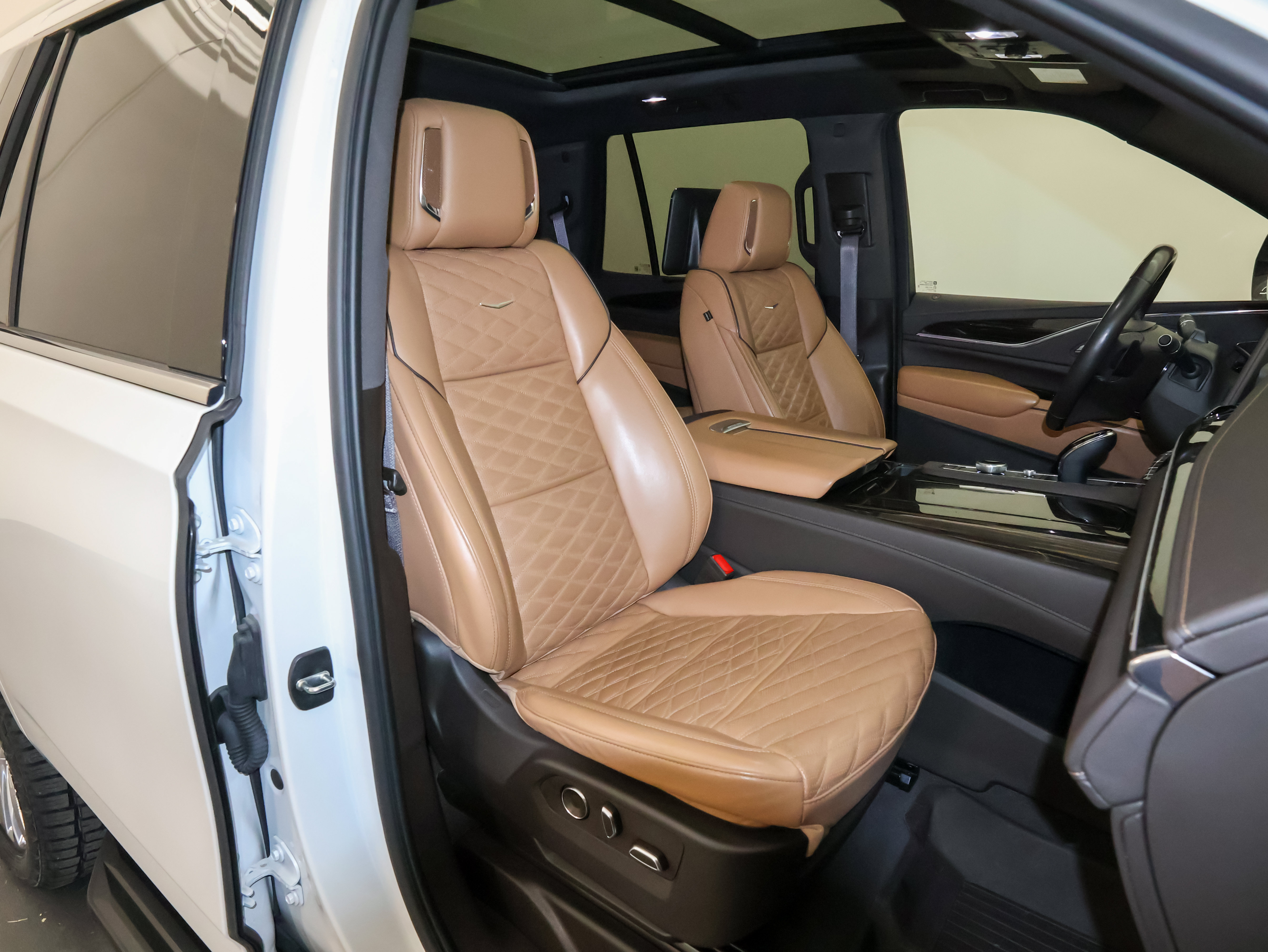 Used 2024 Cadillac Escalade Premium Luxury w/ Performance Package AWD/4WD image 63