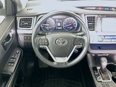 Used 2019 Toyota Highlander SE FWD image 18