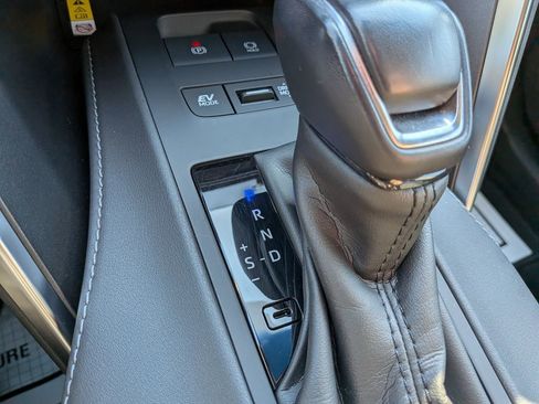 Certified 2021 Toyota Venza LE w/ Carpet Mat Package (TMS) image 16