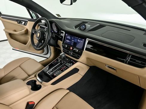 Certified 2025 Porsche Macan image 24