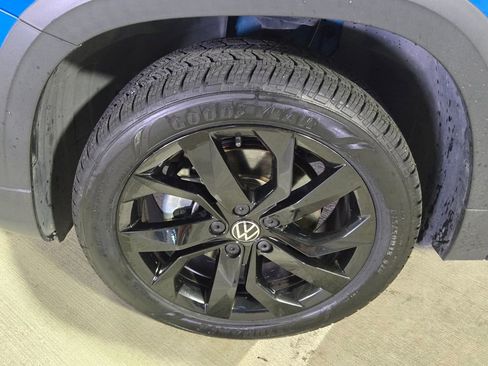 Certified 2022 Volkswagen Taos SE w/ Panoramic Sunroof Package image 9